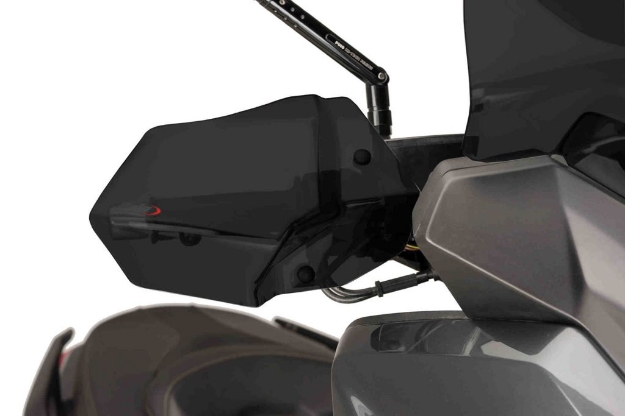 Afbeeldingen van Handkappen van Puig voor de Yamaha X-Max 125/ 250/300/ 400-donker getint