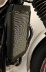 Afbeeldingen van Radiatorcover zwart aluminium Evotech Performance Triumph Bonneville T120 '16-