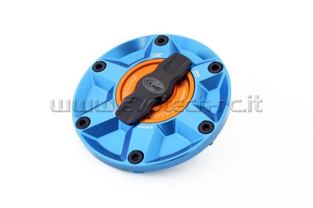 Afbeeldingen van Tankdop met snelsluiter van Evotech voor diverse Aprilia / Triumph / MV Agusta blauw/oranje