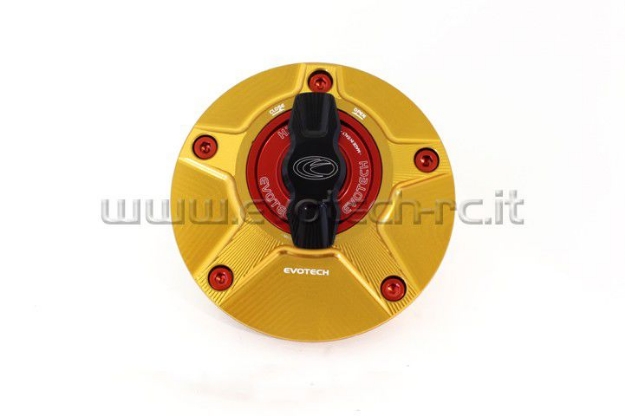 Afbeeldingen van Tankdop met snelsluiter van Evotech voor diverse Suzuki modellen goud/rood