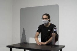 Afbeeldingen van Balie / bureau preventiescherm licht getint 90x80cm