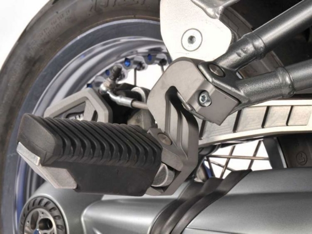 Afbeeldingen van Passenger footrest lowering BMW R1200GS/Adventure - titanium Wunderlich
