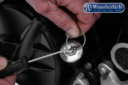 Afbeeldingen van Safety oil filler plug diverse BMW modellen - silver Wunderlich