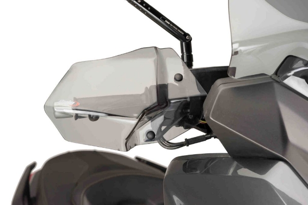 Afbeeldingen van Handkappen van Puig voor de Yamaha X-Max 125/ 250/300/ 400-licht getint