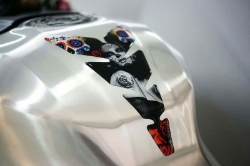 Afbeeldingen van Tankpad Moon Puig zilver universeel