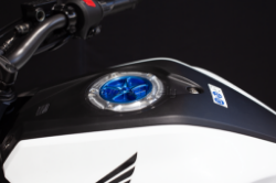 Afbeeldingen van Tankdop Evotech met schroefdop Honda (diverse modellen) goud/rood