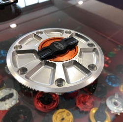 Afbeeldingen van Tankdop met snelsluiter van Evotech voor KTM Duke 790