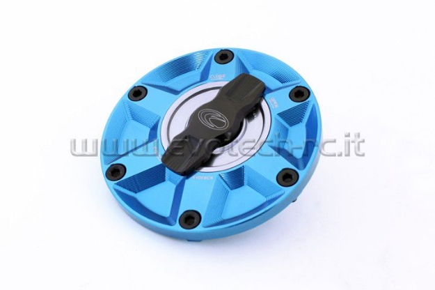 Afbeeldingen van Tankdop met snelsluiter van Evotech voor diverse Aprilia / Triumph / MV Agusta blauw/titanium