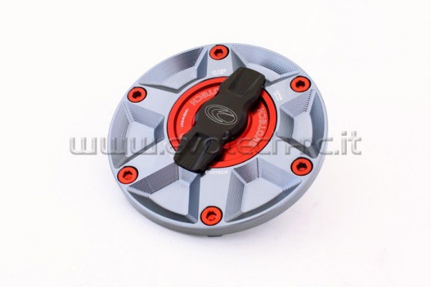Afbeeldingen van Tankdop met snelsluiter van Evotech voor diverse Aprilia / Triumph / MV Agusta titanium/rood
