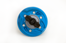 Afbeeldingen van Tankdop met snelsluiter van Evotech voor diverse BMW modellen goud/blauw