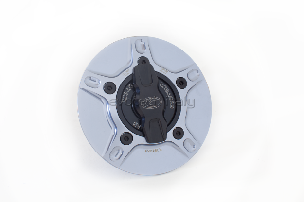 Afbeeldingen van Tankdop met snelsluiter van Evotech voor diverse Suzuki modellen titanium/zwart