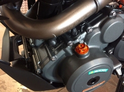Afbeeldingen van Olievuldop links Evotech voor diverse KTM / Husqvarna modellen