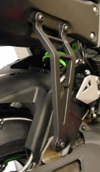 Afbeeldingen van Uitlaatsteun aluminium zwart Evotech Performance Kawasaki ZX10-R '16-20