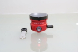 Afbeeldingen van Remvloeistofpotje groot 30ml met haakse uitgang Evotech