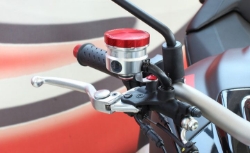 Afbeeldingen van Remvloeistofpotje groot 30ml met haakse uitgang Evotech