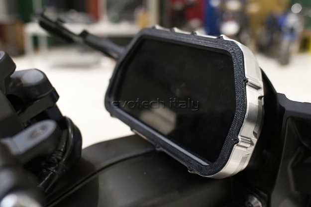 Afbeeldingen van Dashboard protector mat zwart Evotech Yamaha R1 '20-
