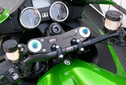 Afbeeldingen van Superbikestuurombouw semi kroonplaat zwart Kawasaki ZZR1400 2012-
