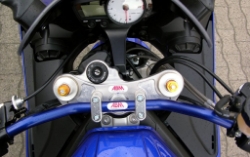 Afbeeldingen van Superbikestuurombouw kroonplaat zwart Yamaha YZF-R6 2005