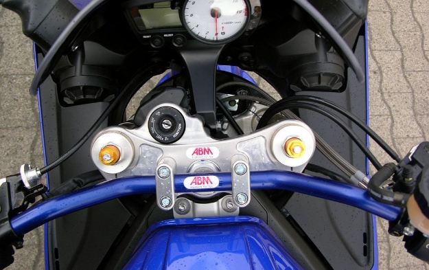 Afbeeldingen van Superbikestuurombouw kroonplaat zwart Yamaha YZF-R6 2005