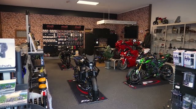 MDI-showroom met motoren en accessoires in Ravenstein