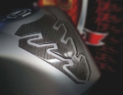 Afbeeldingen van Tankpad Violent Puig carbon look universeel