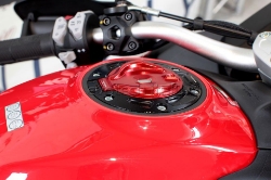 Afbeeldingen van Tankdop met sleutel opening van Evotech voor diverse Ducati en KTM modellen.