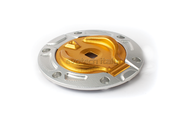 Afbeeldingen van Tankdop met sleutel opening van Evotech diverse Ducati en KTM modellen. zilver - goud