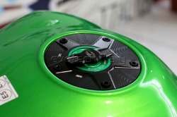 Afbeeldingen van Tankdop met snelsluiter van Evotech voor diverse Kawasaki (KA2)