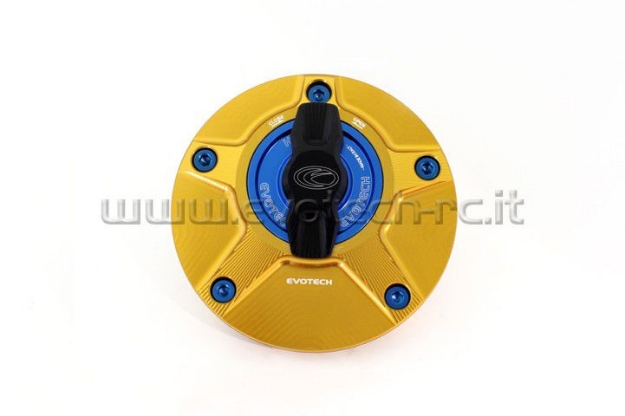 Afbeeldingen van Tankdop met snelsluiter van Evotech voor diverse Suzuki modellen goud/blauw