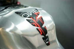 Afbeeldingen van Tankpad One Puig rood universeel