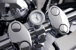 Afbeeldingen van Klokje voor stuurmontage 22/25,4mm met witte plaat body chroom Custom Acces