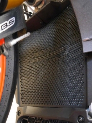 Afbeeldingen van Radiatorcover zwart Evotech Performance Aprilia Tuono V4 1100 Factory '17-20