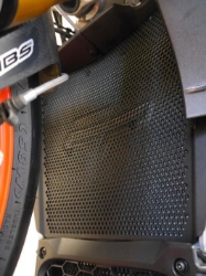 Afbeeldingen van Radiatorcover zwart Evotech Performance Aprilia Tuono V4 1100 RR '15-16