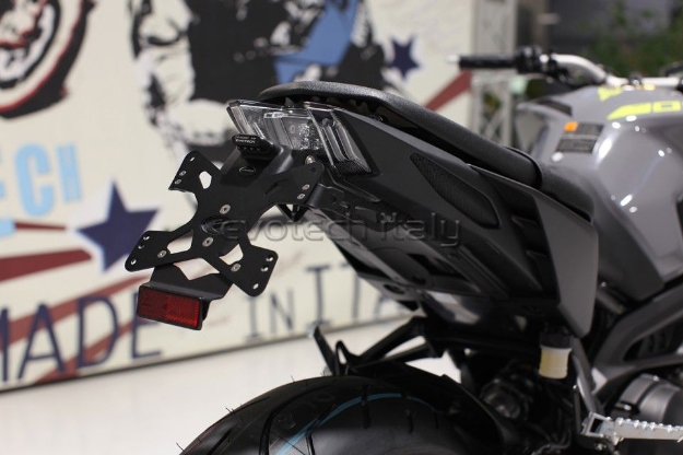Afbeeldingen van Kentekenplaathouder en kettingspanners met slider Evotech Yamaha MT-09 '17-