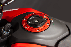 Afbeeldingen van Tankdop met sleutel opening van Evotech voor diverse Ducati en KTM modellen.