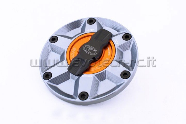 Afbeeldingen van Tankdop met snelsluiter van Evotech voor diverse Aprilia / Triumph / MV Agusta titanium/oranje