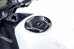 Afbeeldingen van Tankdopcover Puig voor Kawasaki '06- (5 gaten) zwart/carbon look