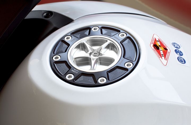Afbeeldingen van Tankdop Evotech met schroefdop Honda (diverse modellen)