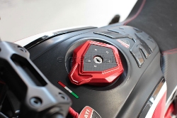 Afbeeldingen van Tankdop met key lock van Evotech voor Ducati Hypermotard / Hyperstrada - rood