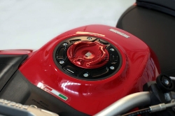 Afbeeldingen van Tankdop met sleutel opening van Evotech voor diverse Ducati en KTM modellen. zwart-rood