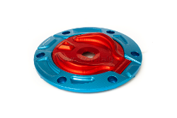 Afbeeldingen van Tankdop met sleutel opening van Evotech voor diverse Ducati en KTM modellen. blauw - rood