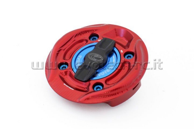 Afbeeldingen van Tankdop met snelsluiter van Evotech voor diverse BMW modellen rood/blauw