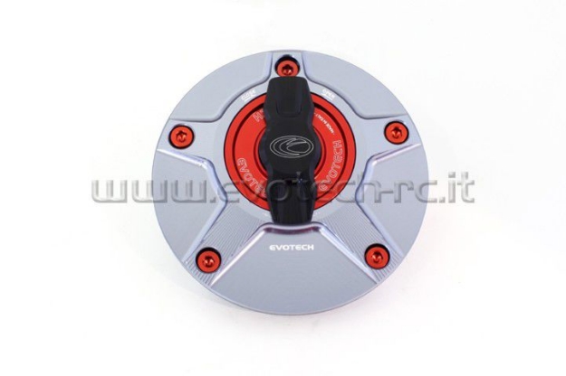 Afbeeldingen van Tankdop met snelsluiter van Evotech voor diverse Suzuki modellen titanium/rood