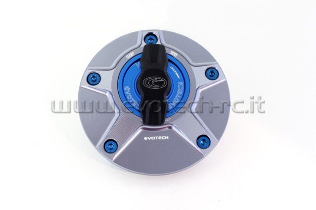 Afbeeldingen van Tankdop met snelsluiter van Evotech voor diverse Suzuki modellen titanium/blauw