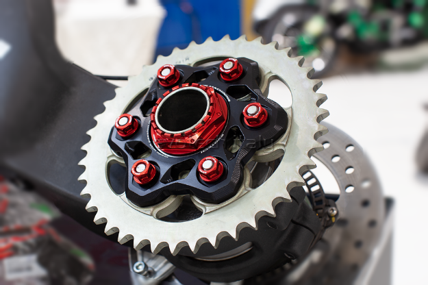 Afbeeldingen van Tandwieldrager aluminium Evotech Ducati Panigale V4/ R