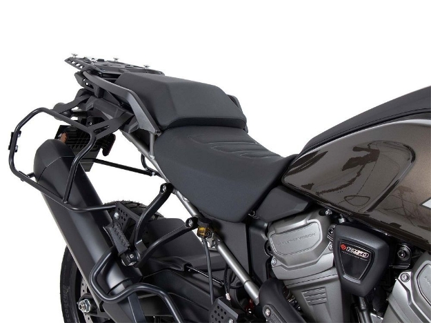 Afbeeldingen van Kofferset Hepco&Becker 'Cutout' met RVS rek en Xplorer zilvere koffers Harley Davidson Pan America '21-